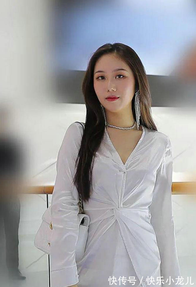 衬衫裙|高颜值的小姐姐,身穿白色衬衫裙的她,整个人的气质看上去特优雅