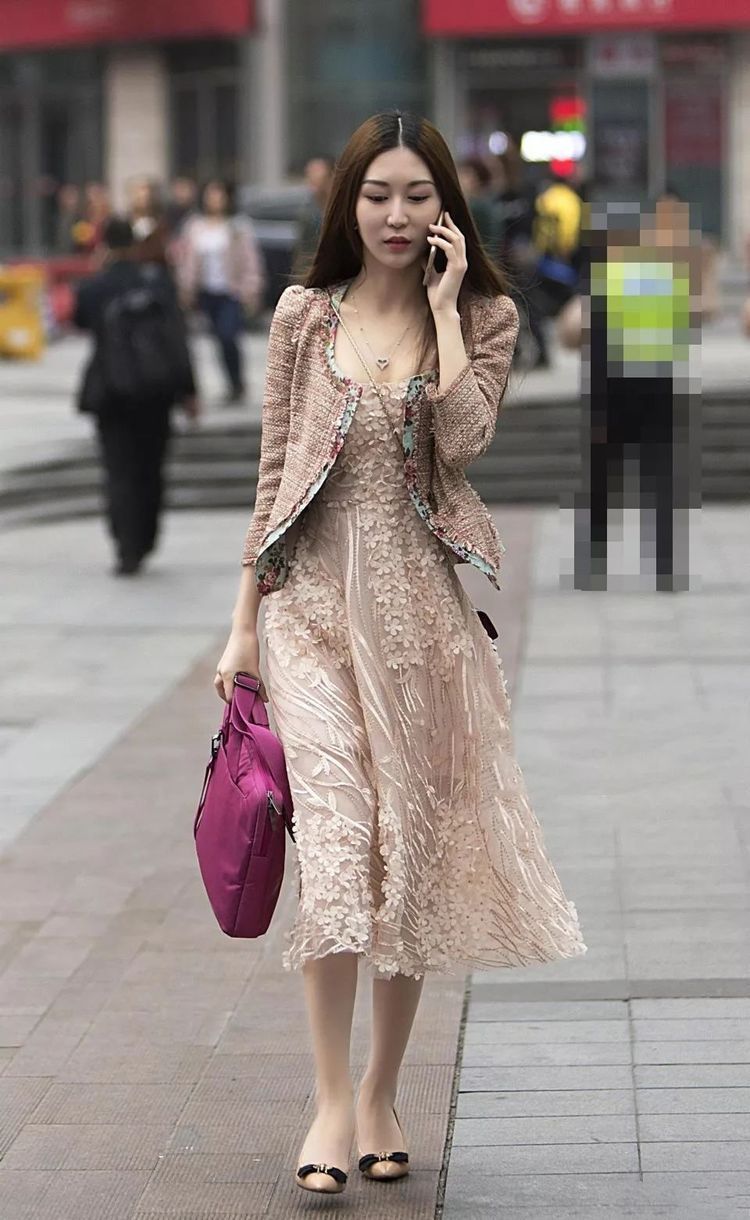 街拍:美女身穿百褶裙搭配白色T恤,率性简约穿出时髦女神范儿