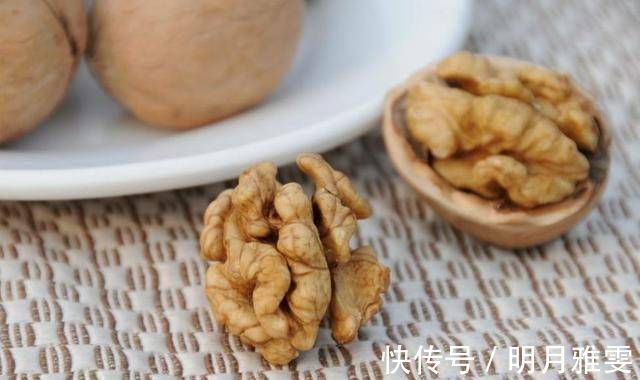 小赵|孕妈每天坚持吃几个核桃,宝宝出生后,全家人笑得合不拢嘴