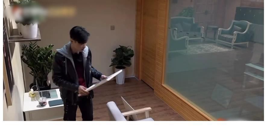 張晉讓陳小春別抱張智霖了來(lái)救他