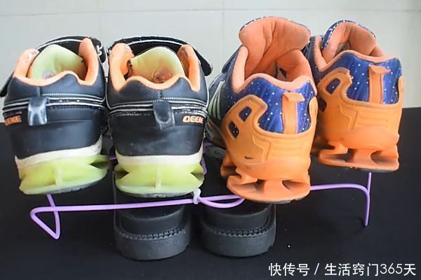 2个衣架折一折绑在一起,放在家里超实用,解决了家家户户的难题