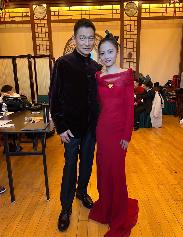 众星登上《新闻联播》,刘德华穿唐装献唱,易烊千玺黄轩激情朗诵