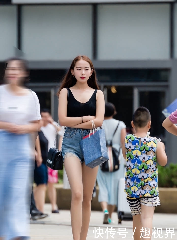 热裤|街拍:乞丐牛仔热裤,跟大长腿更配哦!