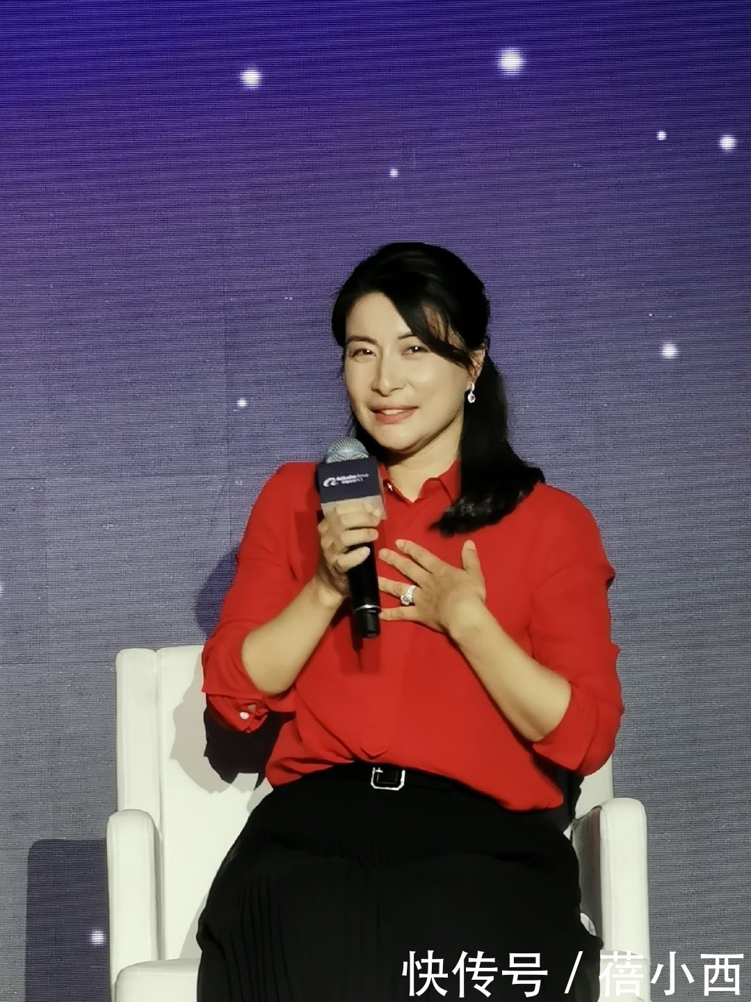 一身|我被郭晶晶的“豪门气质”迷住了,一身高调打扮,比平常高贵多了