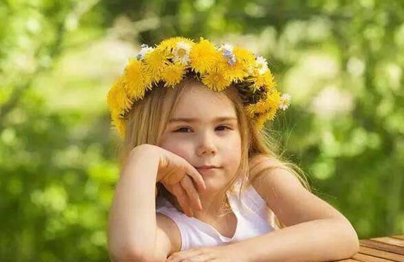 新发型|爸爸为女儿扎头发,看到孩子新发型妈妈哭笑不得,网友直男癌晚期