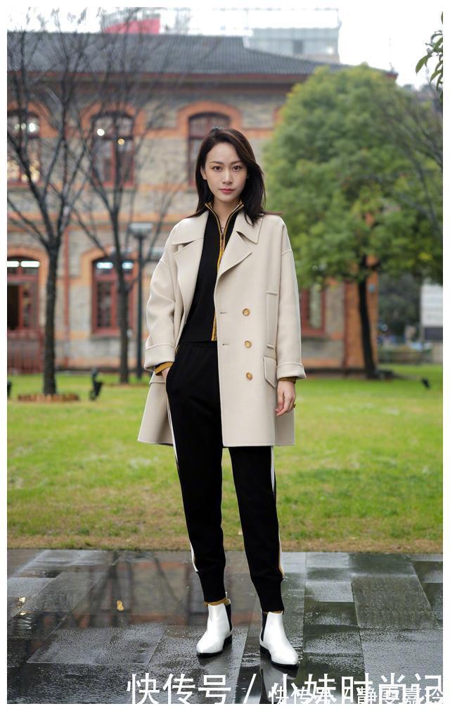 黑色系 穿大衣别再配高跟鞋了, 今年流行配靴子穿, 时尚优雅, 很有女人味