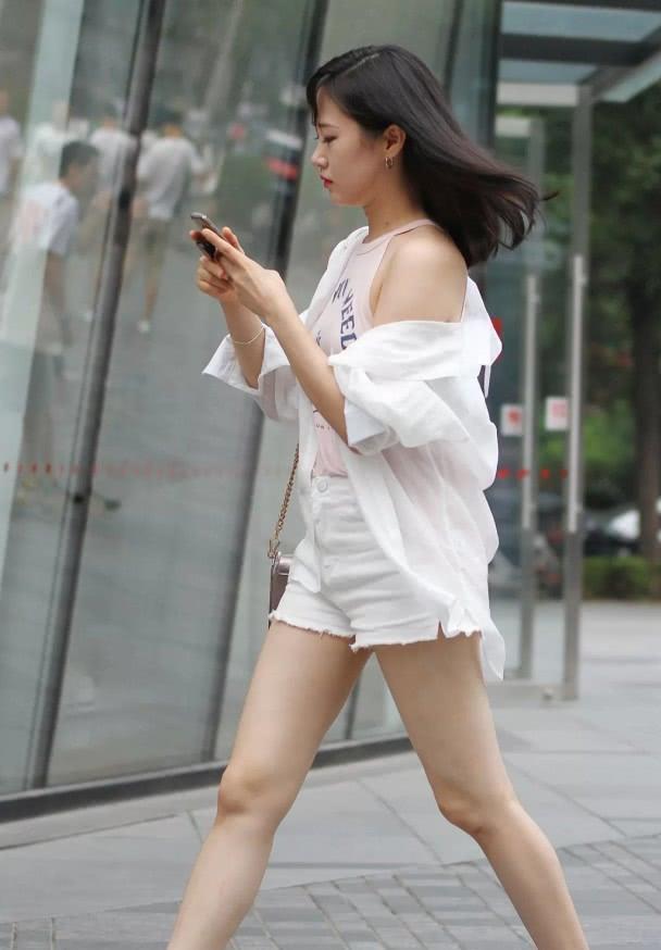 街拍仪态万千的小姐姐，肌肤如玉，轻松秀出高挑曼妙的好身材