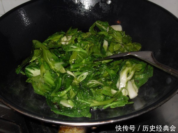 含有大量|炒青菜,别直接下锅炒教你这2招,无论炒啥菜都好吃,鲜嫩翠绿