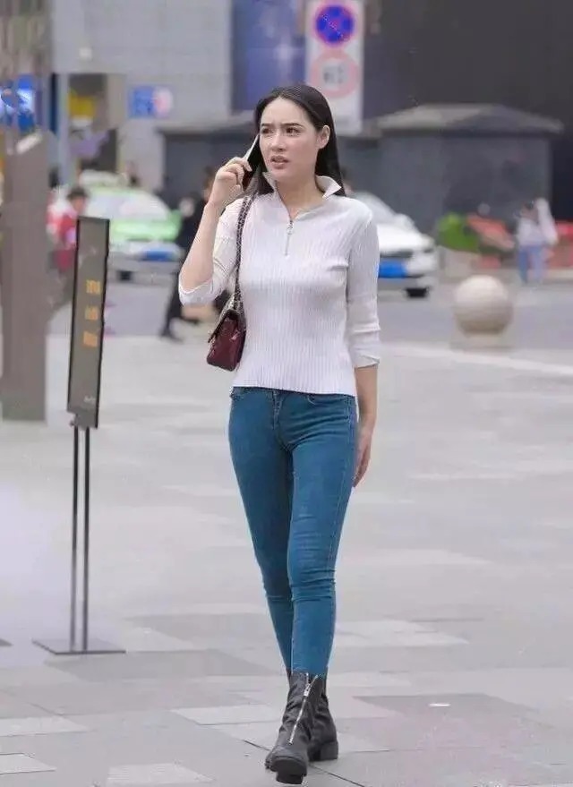 短袖 牛仔打底裤搭配白色上衣,有过度有层次感,展现修长曲线美