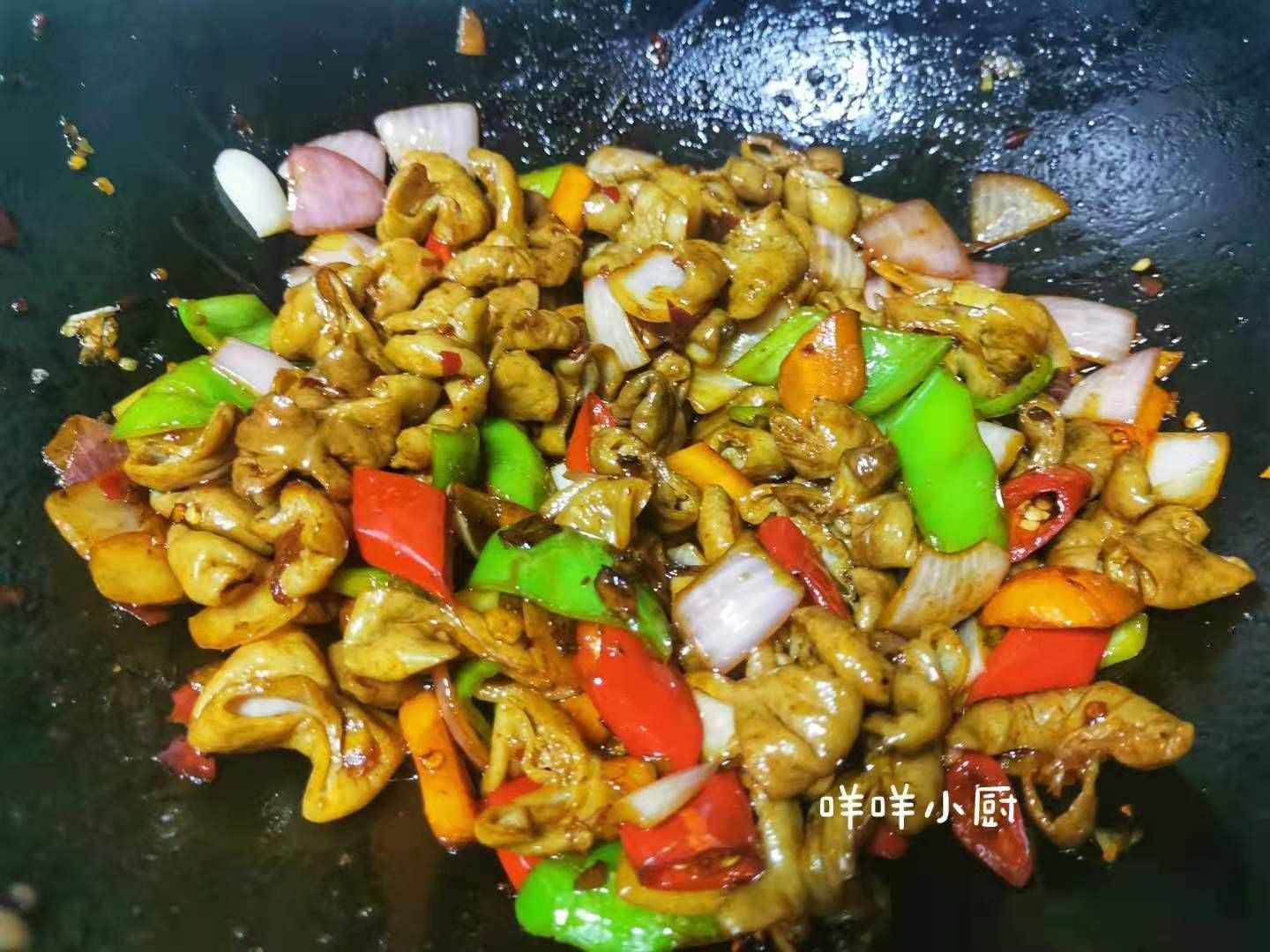 大肠|爆炒肥肠还是自家做的吃得过瘾,肥肠脆嫩入味还不腻,下酒又下饭