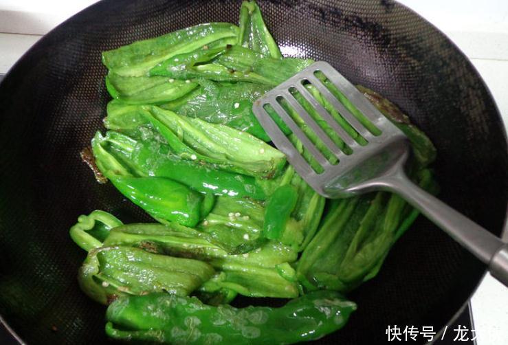  舒坦|青椒这样做，比所有蔬菜都美味，几个青椒下两碗米饭，酸辣爽舒坦