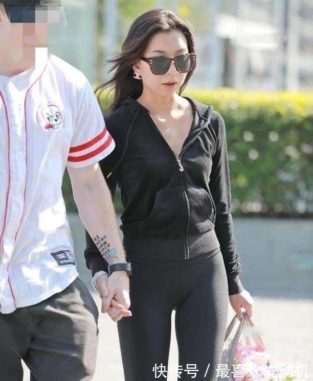 mm 有一种姑娘喜欢瑜伽裤,才能避免单调无趣,白运动鞋!