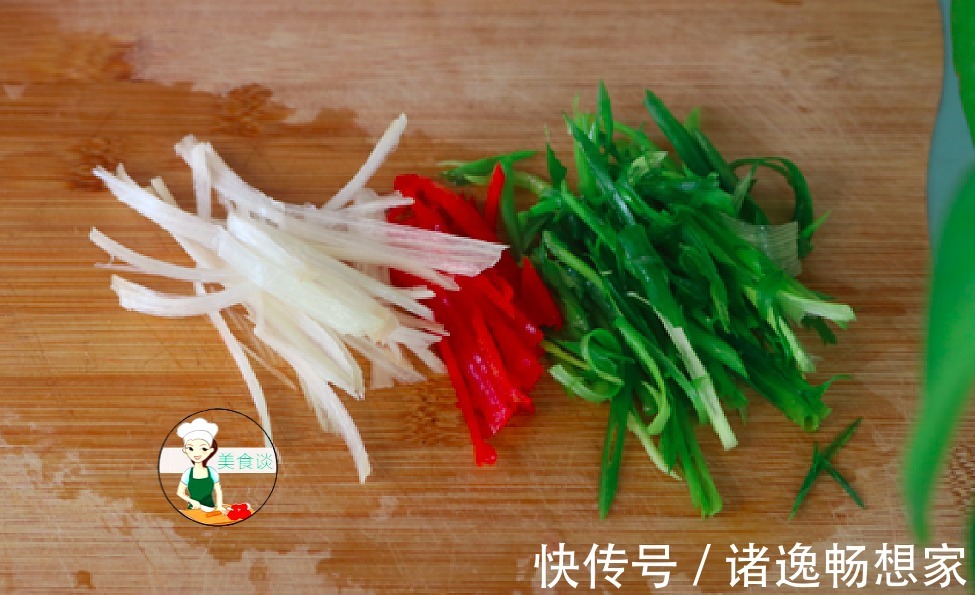 鲈鱼|清蒸鱼时,不能放盐和料酒,大厨教你蒸鱼3技巧,鱼肉鲜嫩不腥气
