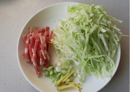 这菜味道实在香，连吃两顿都不腻，一上桌三下两下被抢光！