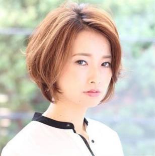 斜刘海 适合40岁中年女人发型,中年圆脸女人发型图片