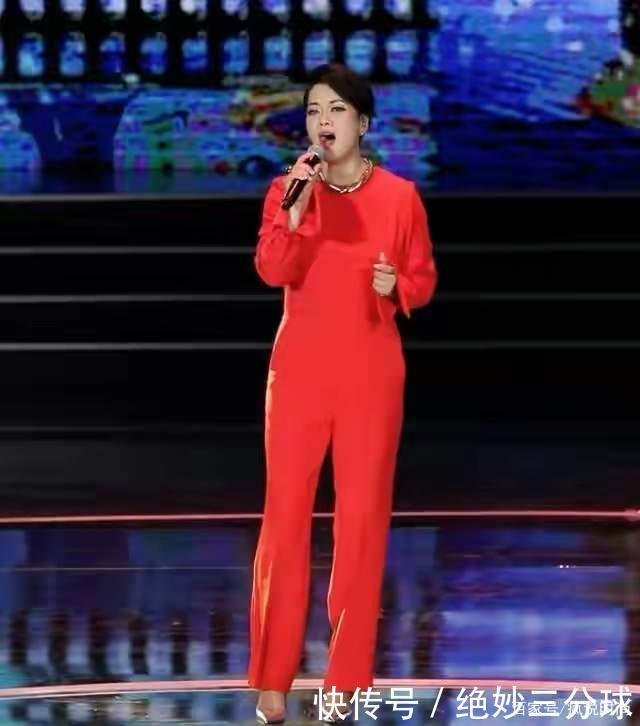 57岁毛阿敏真敢穿，大红连体裤配大金链子，不仅不俗还很高级