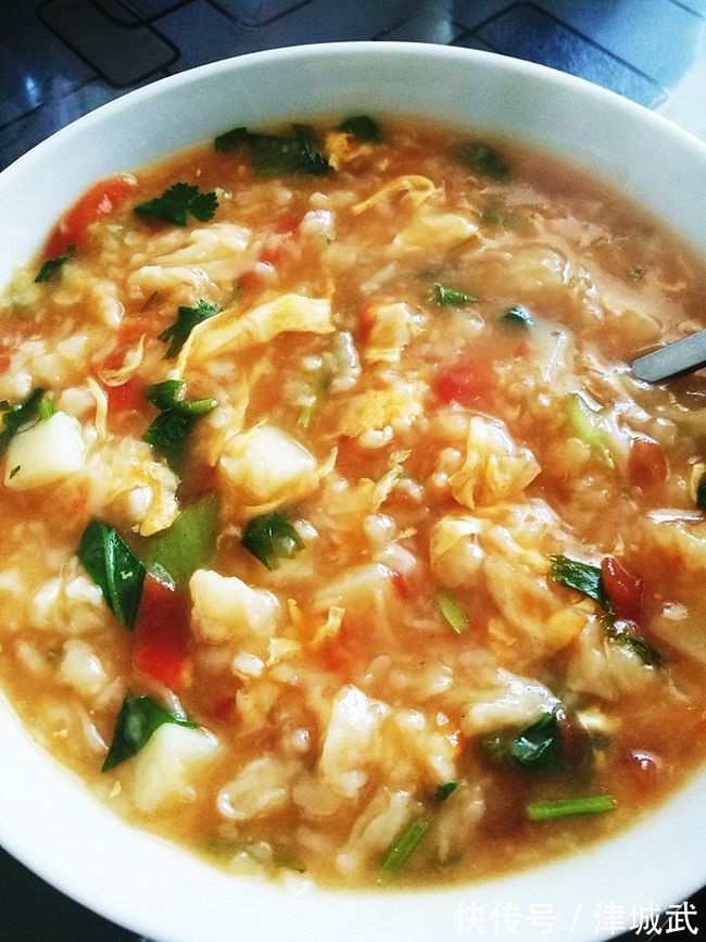 早餐别将就，早起十分钟就能做，热乎乎的一碗，营养又暖胃