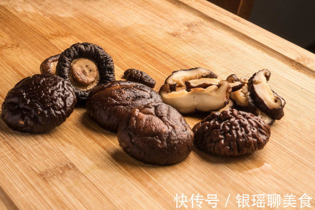 凉水|泡发干香菇，用凉水还是热水教你一招，泡发速度快，营养不流失