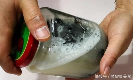 泡木耳别只用清水,教你2招,十分钟泡发,木耳饱满湿润,特干净