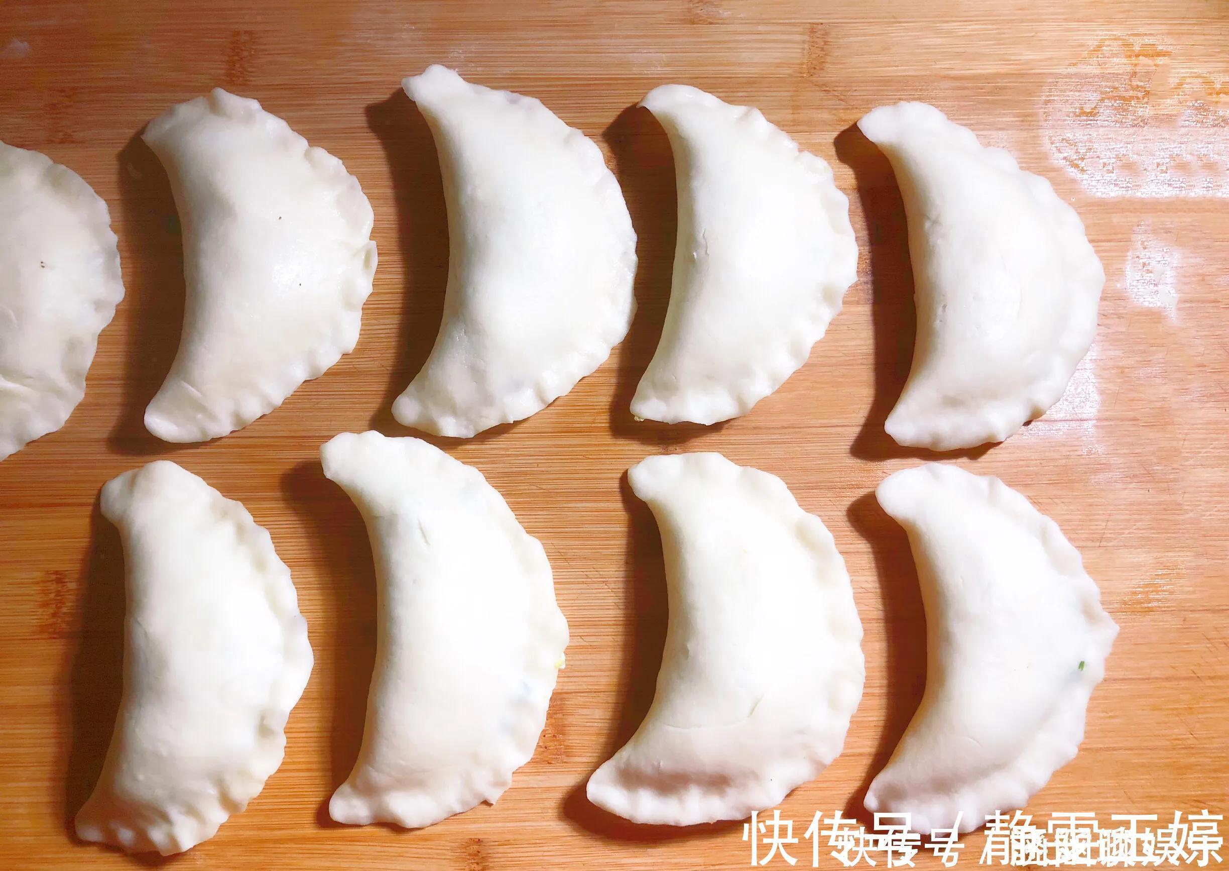 快手鲜香韭菜盒子,不发面不用饺子皮,隔几天都不硬,放凉更好吃