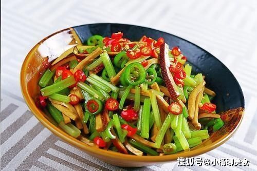芹菜炒香干，直接炒是大错特错，多加这1步，菜品好看更美味！