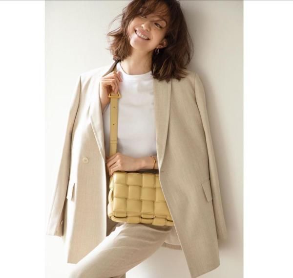 30＋的女性春季别总穿风衣！试试“西装＋T恤”穿法，简单又不落伍