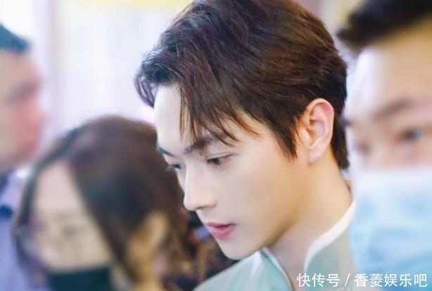 油纸伞 这次《快本》一定要追,嘉宾生图让人看愣,几大男神也纷纷加入