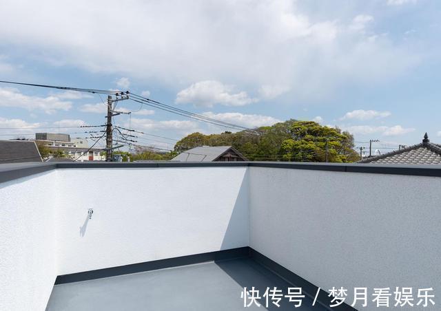 下雨天|顶楼复式,楼梯装家里占面积又碍事,不如把楼梯口封了挪到露台上