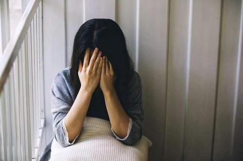 孩子|宝妈带儿子进女厕,男孩趴地上“偷看”,妈妈:孩子看一下怎么了