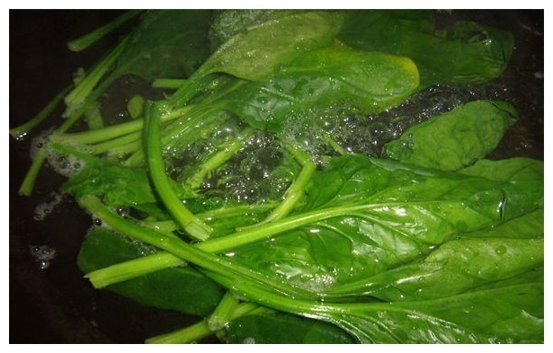 吃这7类食物必须先焯水,很多人一直吃错了,别等生病了再改正