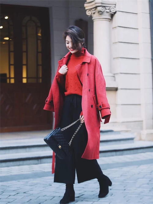 过年流行的“姨妈色”大衣，配上这3种颜色内搭，气质显白更高级