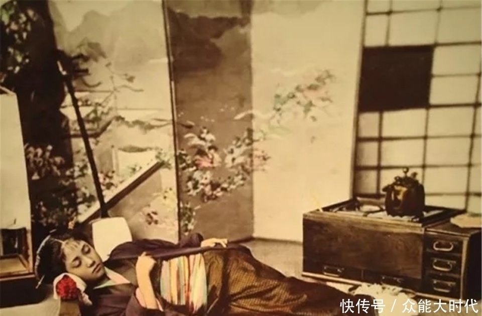 日本|一百年前的日本老照片,你在照片中看到了日本女人小睡的场景吗?