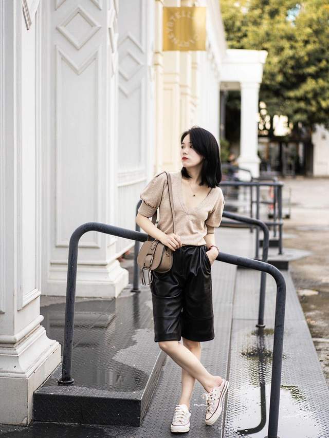 调节扣|秋冬,怎么穿性感女人味?风衣配白色衬衫和白色短裤,秀出大长腿