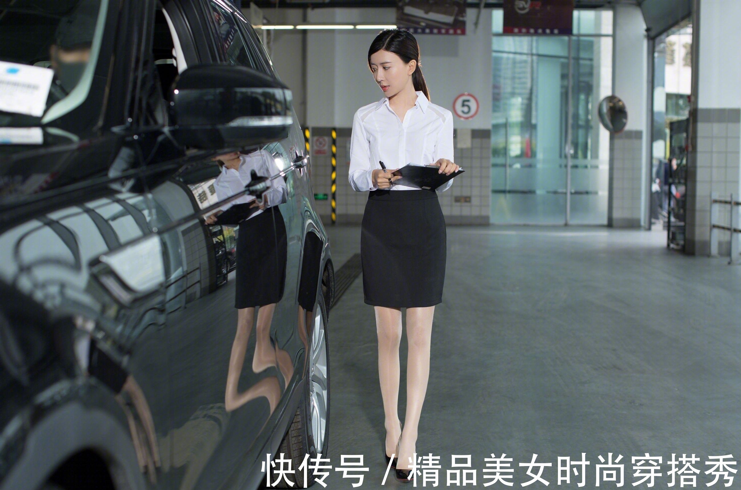 白色 简约干练的白色衬衫搭配高腰的黑色包臀裙,优雅又大方