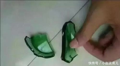 用酒瓶做的祖母绿钻石!你别说,如果不是这个酒瓶,还真的很像宝石!