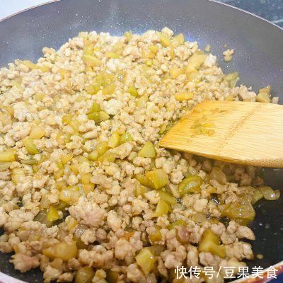 学会香脆薄的榨菜肉饼，把餐厅味道搬回家