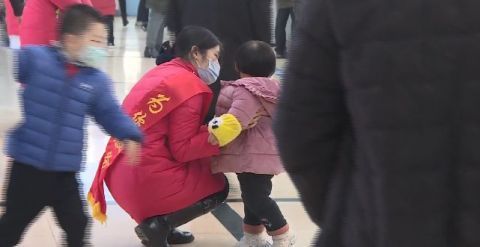 幼儿园|幼儿园老师说，3岁女孩笑得怪异，检查后妈妈后悔耽误了治疗时间