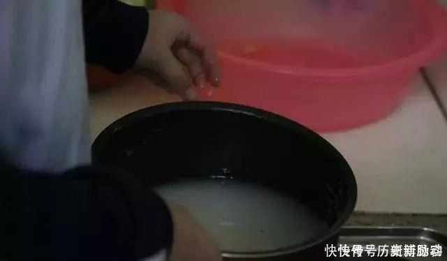 小苏打|床单发黄有血渍?居家主妇教你简单一招,泡一泡立刻洁白干净!