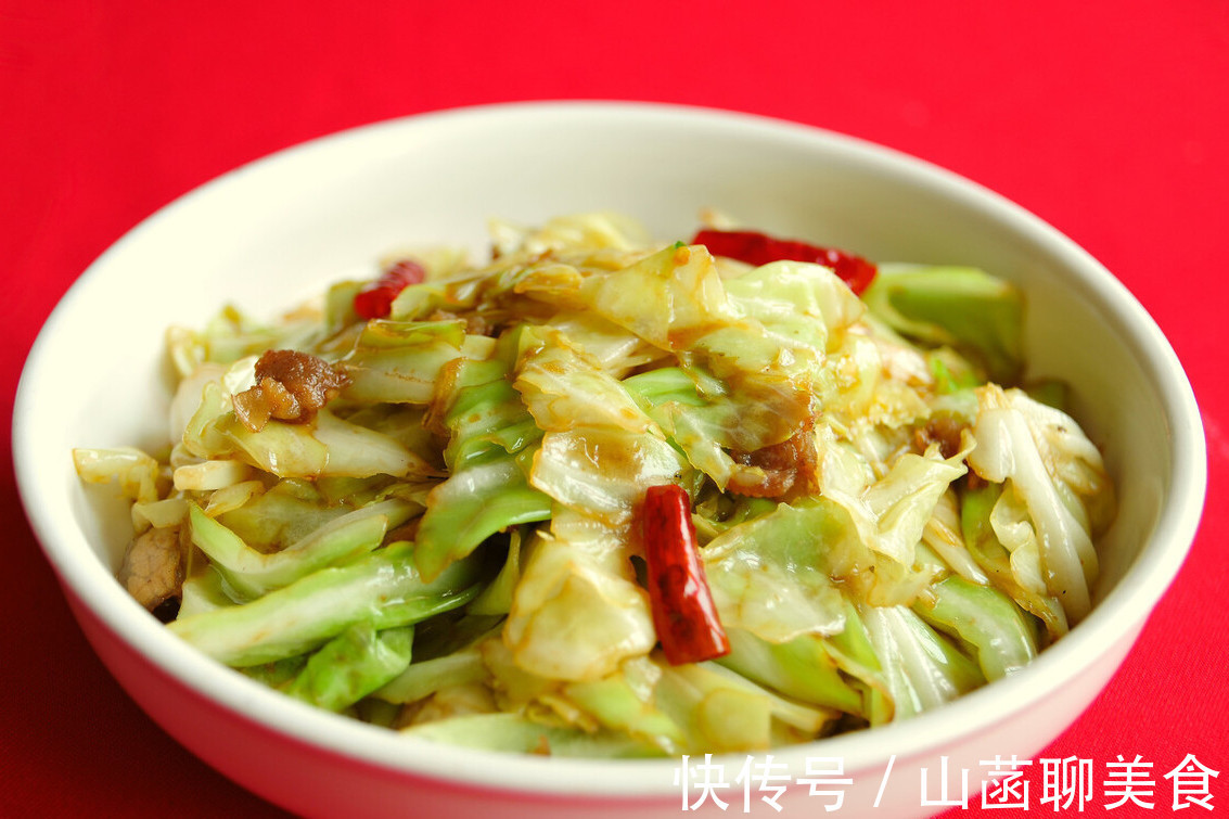好吃|做手撕包菜别直接下锅，牢记3个小窍门，炒出来和饭店的一样好吃