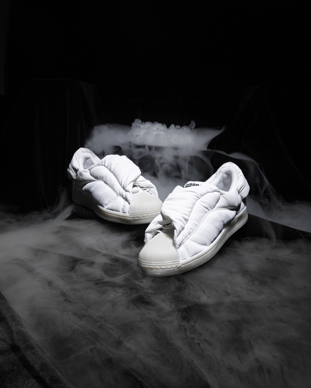 gin天太冷, 阿迪给鞋都穿上棉袄了! 小姐姐露腿穿真白啊!