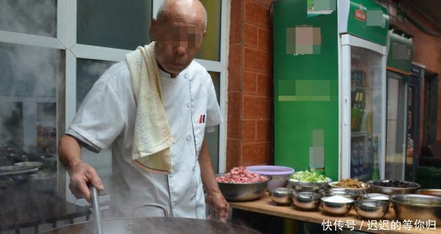 美食|78岁姥爷专注卖它40年,12元1碗,舅妈帮忙来收钱,一天能卖500碗!