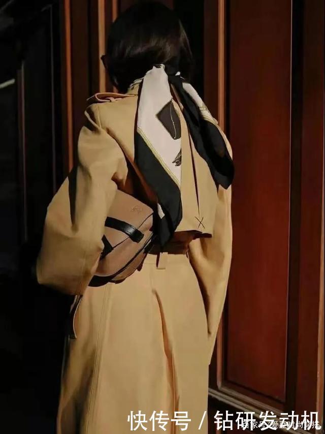 假发片|别再搞“挂耳染”了!3个显脸小的新年发型,照着弄特美