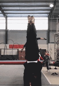 |搞笑GIF：妹子 有斑马线你们不 非要去翻护栏 这下尴尬了吧