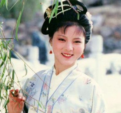 处境|聊《红楼梦》：袭人处境艰难，薛宝钗才得以轻而易举地拉拢了她？