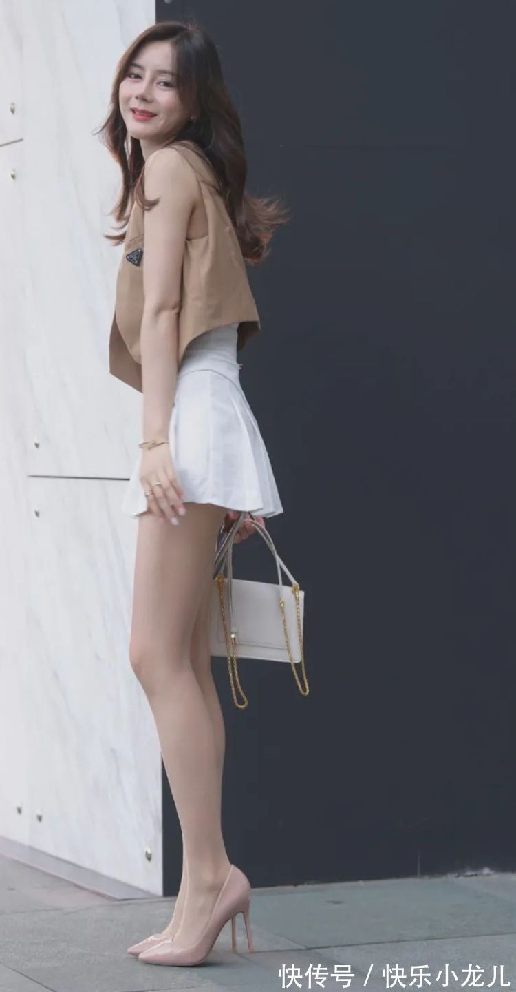 小姐姐 小姐姐身穿百褶短裙搭配高跟鞋,显得身材苗条腿也长!
