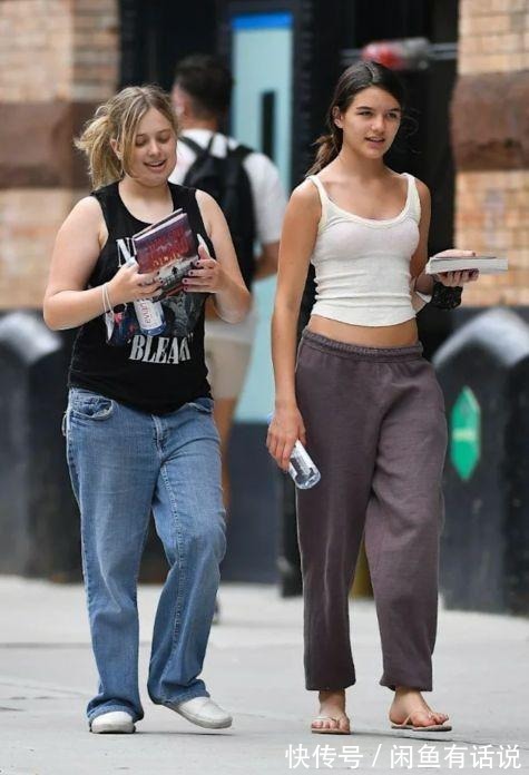宽松|阿汤哥女儿真随性,穿“肥佬裤”配人字拖就出门,衣品确实是随妈
