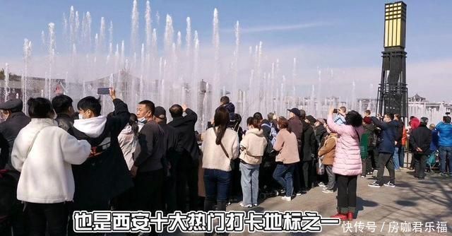号称亚洲之最的大喷泉,就在大西安,音乐响起瞬间就被游客包围了