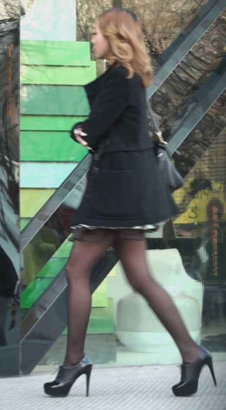  展现|街拍：小姐姐穿黑丝展现性感身材，女人味十足