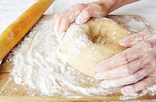 一把小芹菜,加3个鸡蛋,做法简单无油烟,出锅比肉香孩子抢着吃