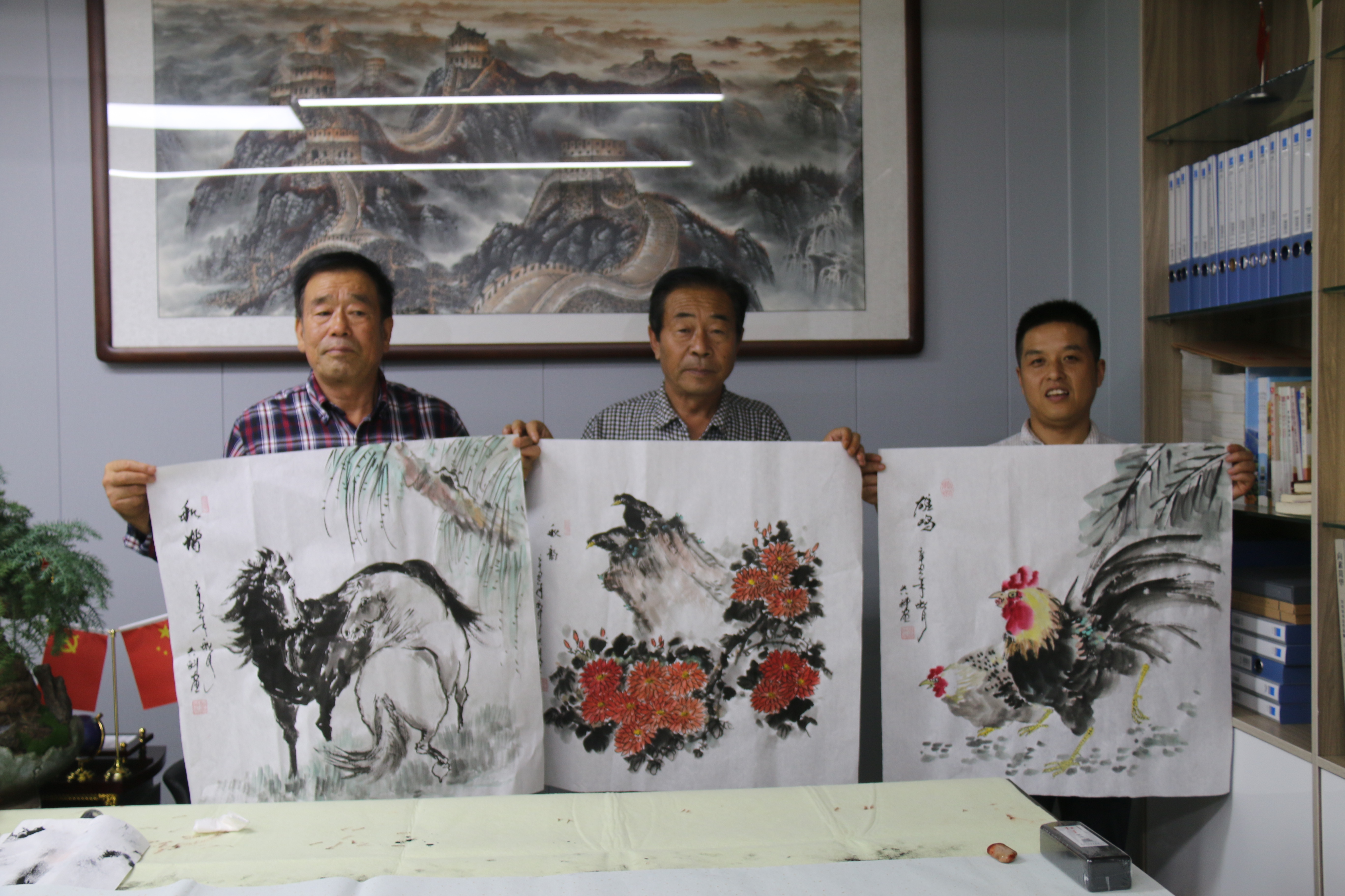 平凉市|四位书画家走进平凉市家庭教育协会送墨宝